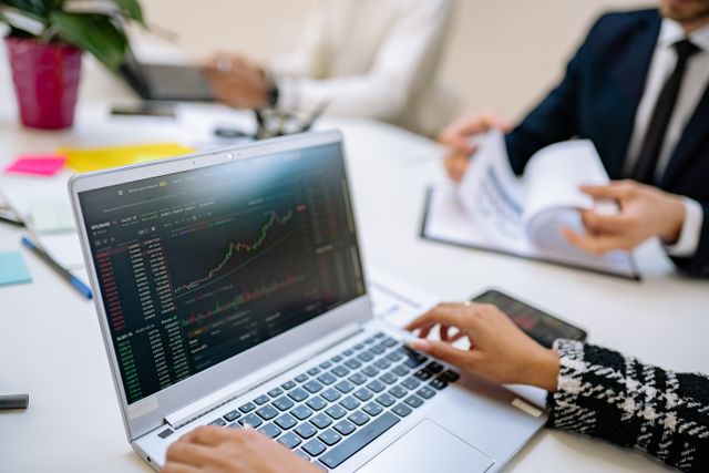 Tim bisnis menganalisis tren pasar cryptocurrency / pexels-yankrukov