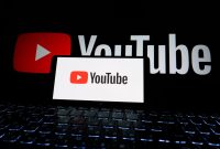 Ilustrasi Ponsel dengan logo YouTube / pexels-zulfugarkarimov