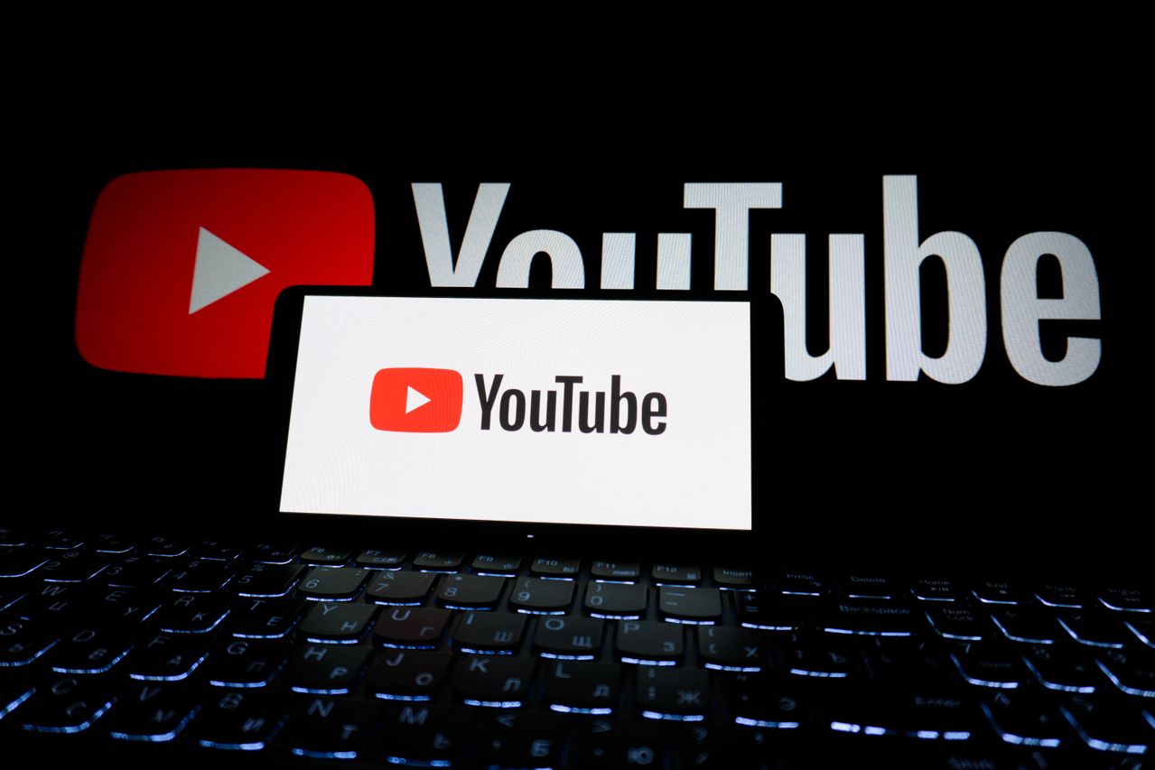 Ilustrasi Ponsel dengan logo YouTube / pexels-zulfugarkarimov
